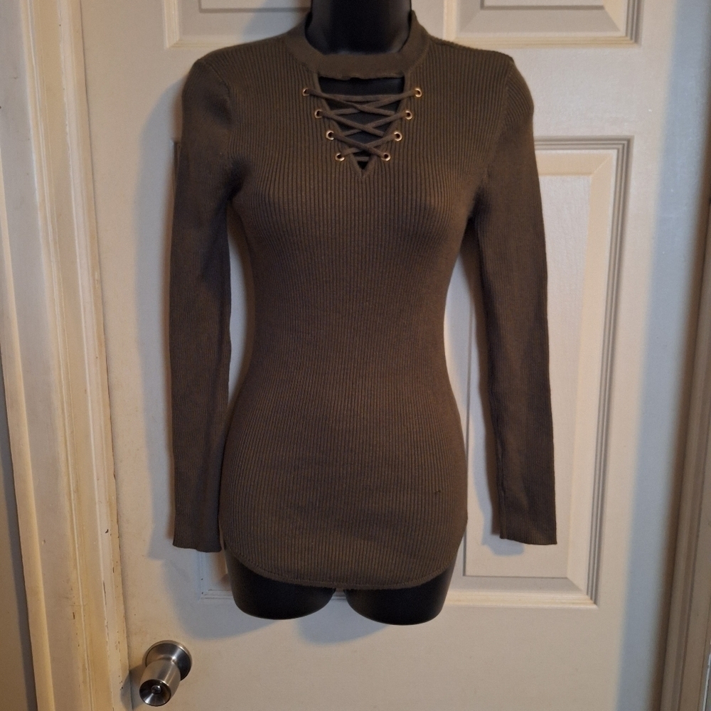 No boundaries light sweater peep hole in front size large